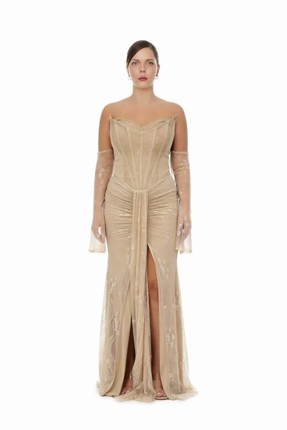 فستان سهرة بمقاسات كبيرة مزين بالدانتيل والخرز المنك